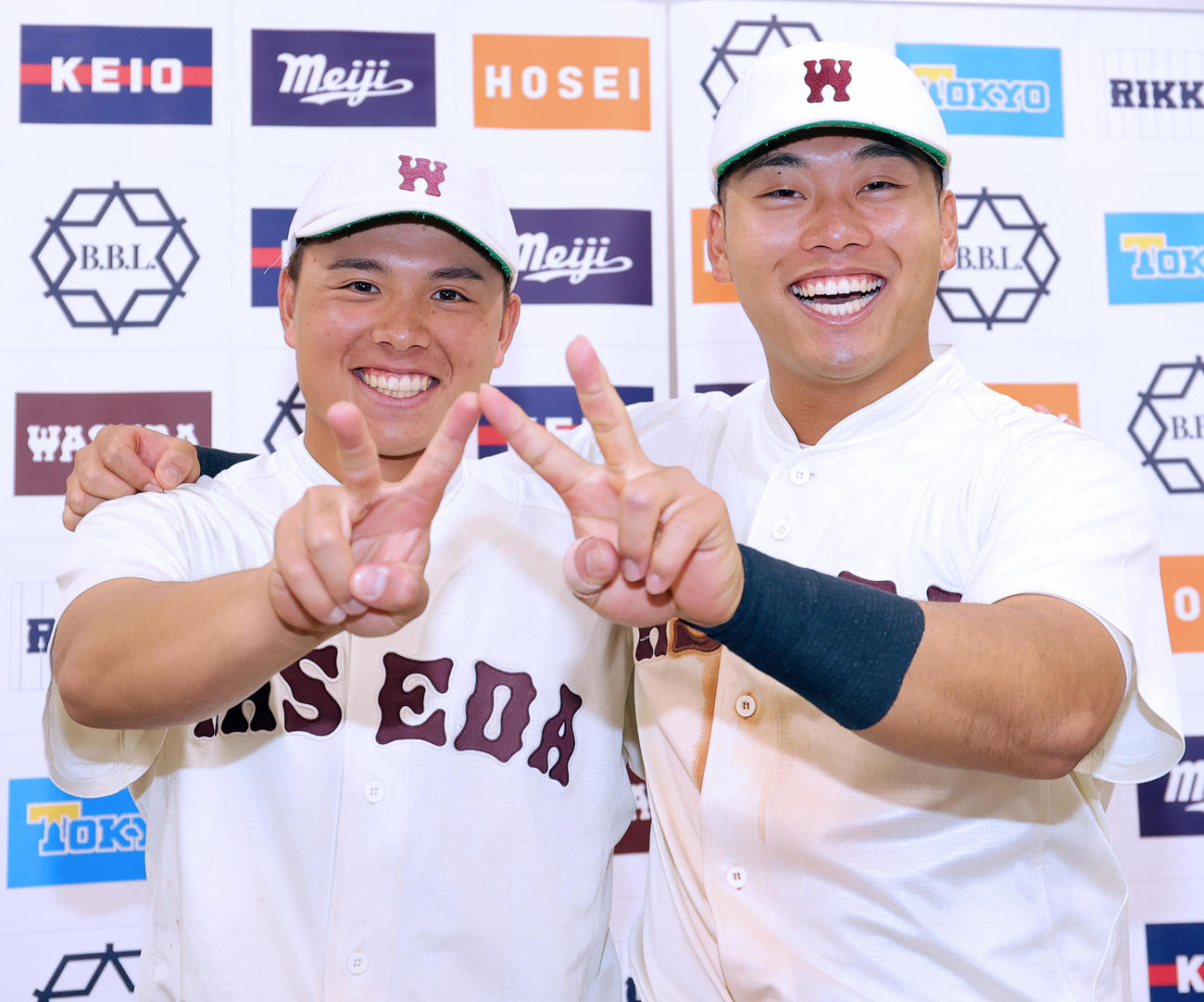 慶大対早大　サヨナラ打を放った松木（左）と本塁打の蛭間は、Vサインで早稲田のWポーズ(撮影・野上伸悟）