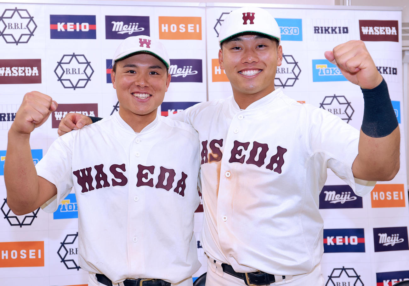 慶大対早大　サヨナラ打を放った松木（左）と本塁打の蛭間は、笑顔でガッツポーズ(撮影・野上伸悟）