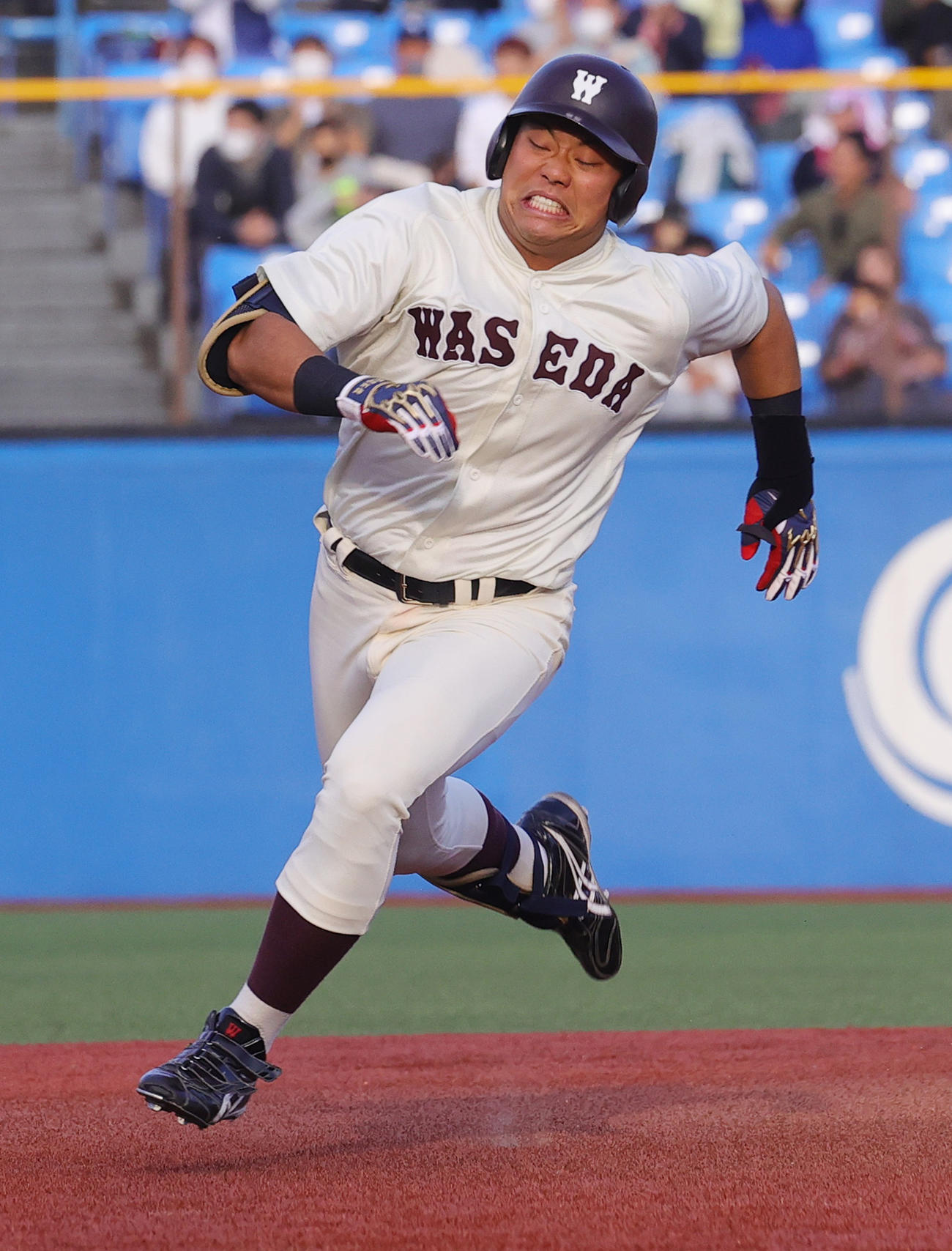 慶大対早大　8回裏早大2死、中越え三塁打を放ち三塁に向かう蛭間(撮影・野上伸悟）