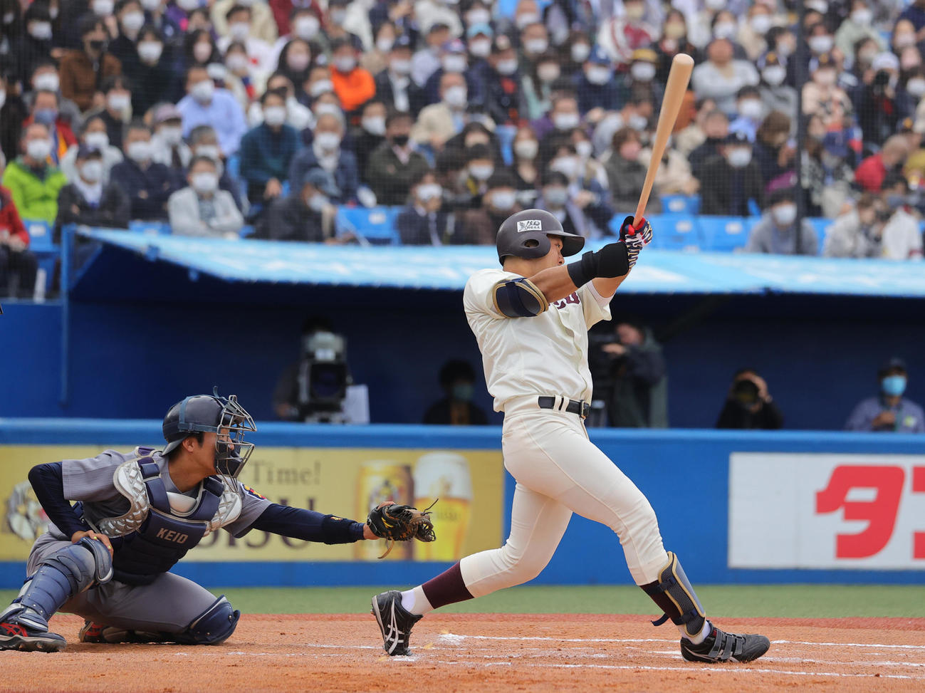 慶大対早大　6回裏早大1死二塁、中越え2点本塁打を放つ蛭間(撮影・野上伸悟）