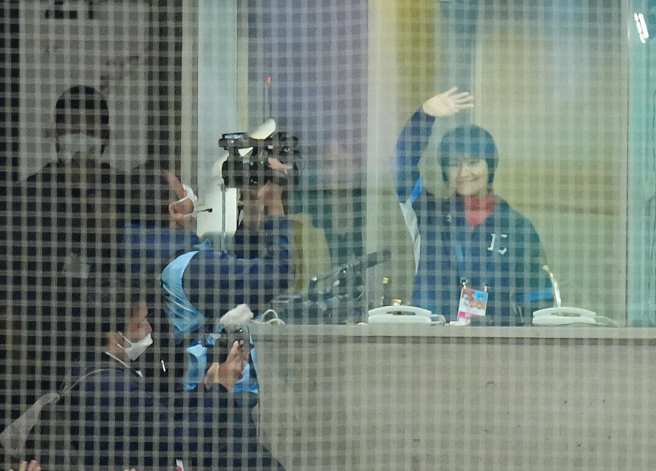 日本代表対日本ハム　試合前、フリー打撃を終えた日本ハム杉谷に手を振る西武のウグイス嬢、鈴木あずささん（撮影・垰建太）