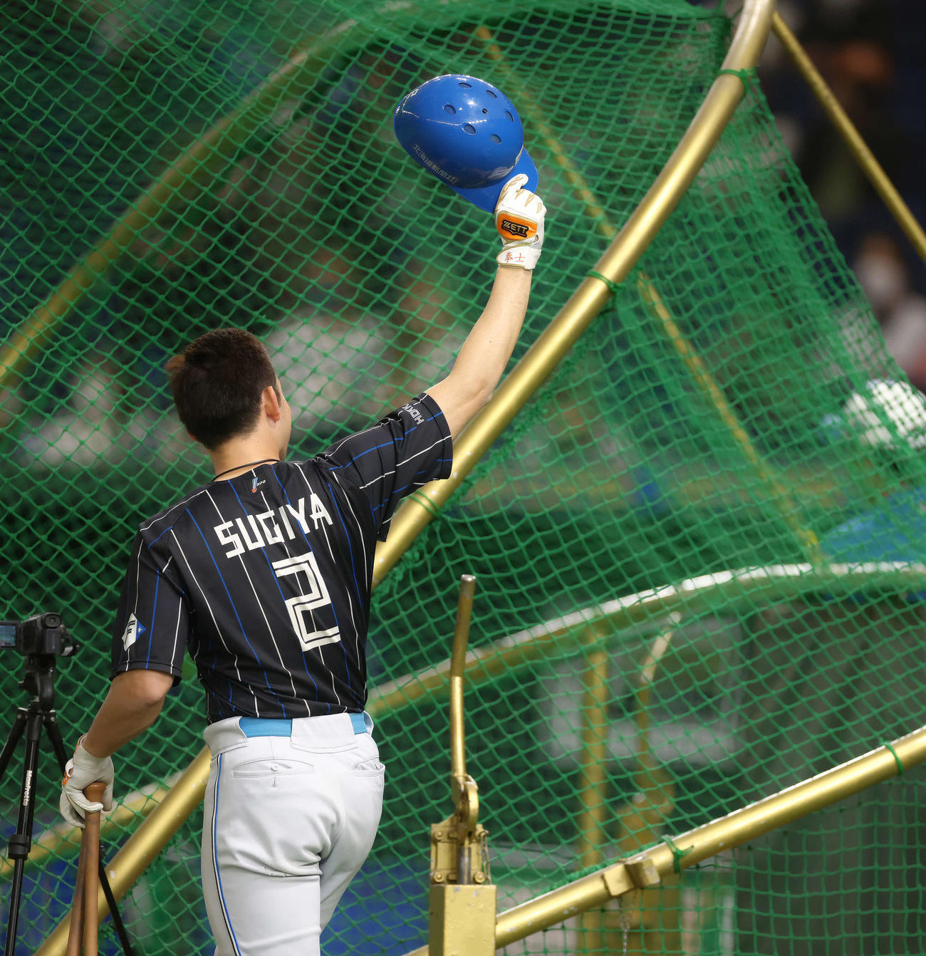 日本代表対日本ハム　試合前、フリー打撃前にウグイス嬢の鈴木さんの入るブースに手を挙げる日本ハム杉谷（撮影・河田真司）