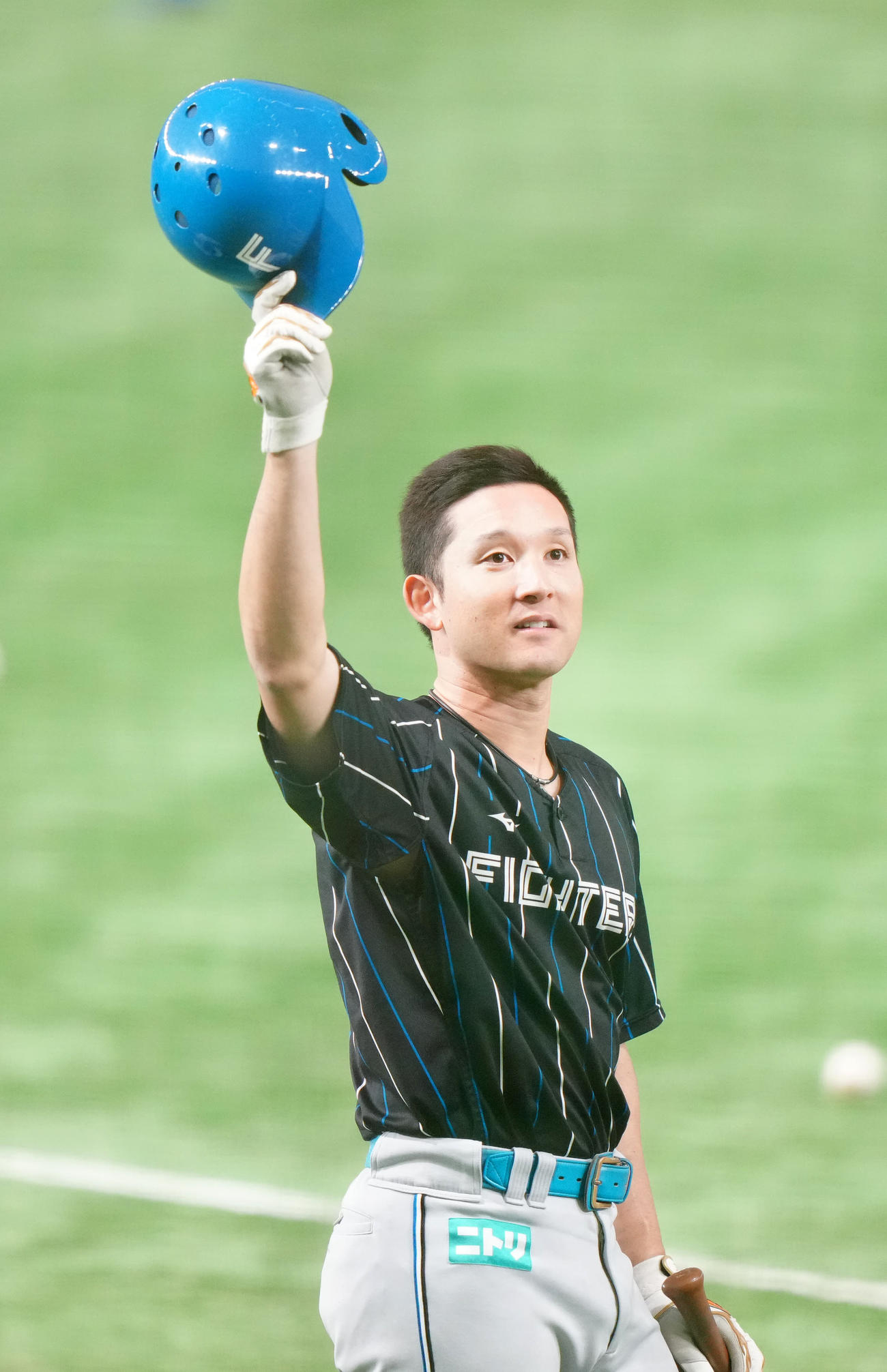 日本代表対日本ハム　試合前の打撃練習で場内アナウンスを務める鈴木あずささんにあいさつする日本ハム杉谷（撮影・江口和貴）