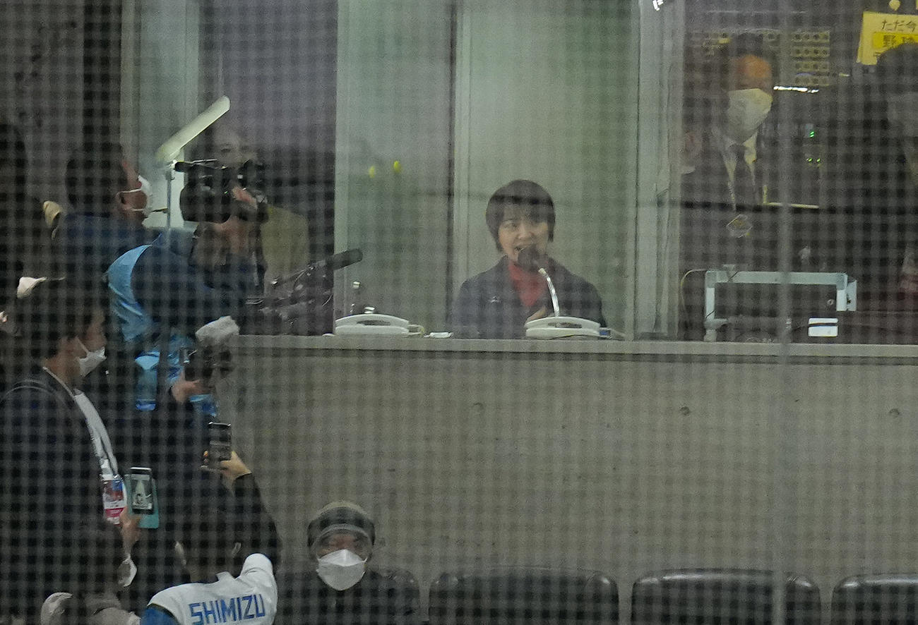日本代表対日本ハム　試合前、フリー打撃を行う日本ハム杉谷のアナウンスをする西武のウグイス嬢、鈴木あずささん（撮影・垰建太）
