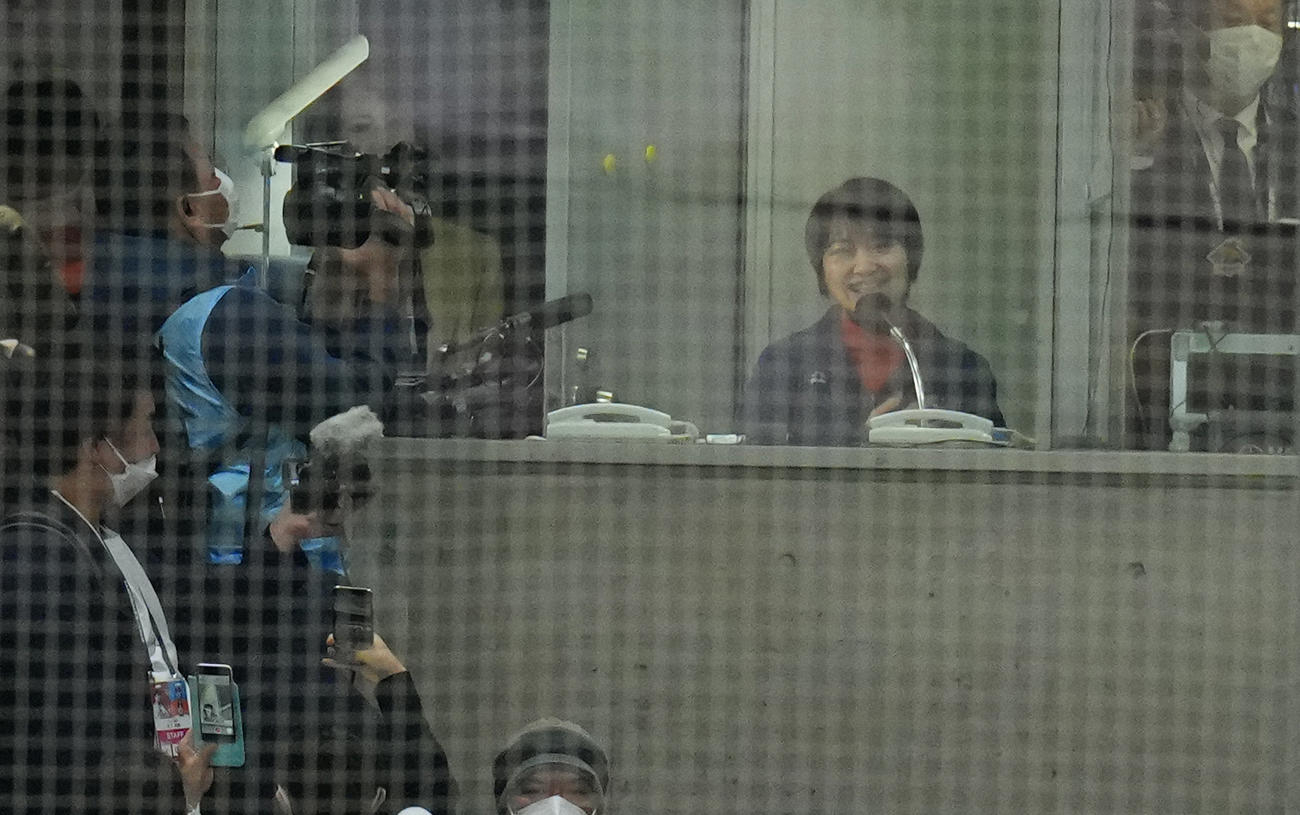 日本代表対日本ハム　試合前、フリー打撃を行う日本ハム杉谷のアナウンスをする西武のウグイス嬢、鈴木あずささん（撮影・垰建太）