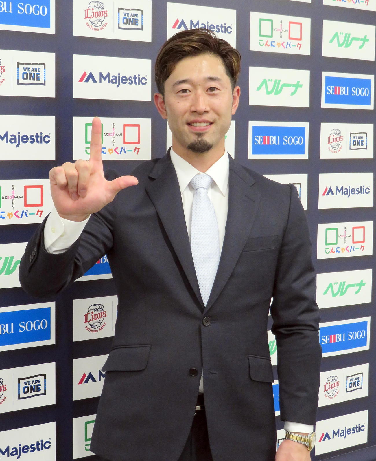 「Lポーズ」でライオンズ愛を表現する西武外崎（撮影・鎌田直秀）