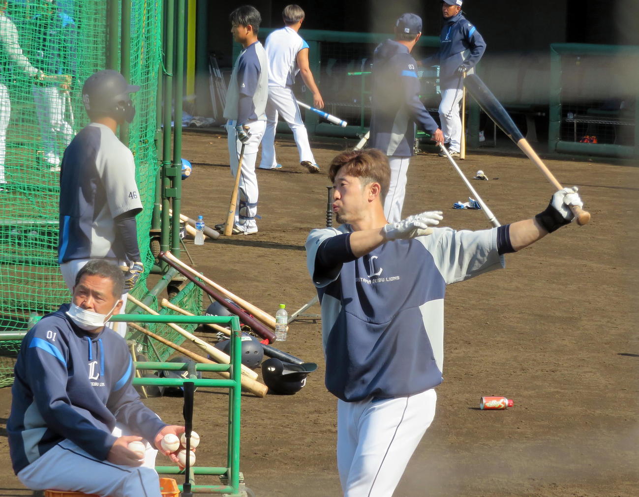 打撃練習を行う西武外崎（撮影・鎌田直秀）