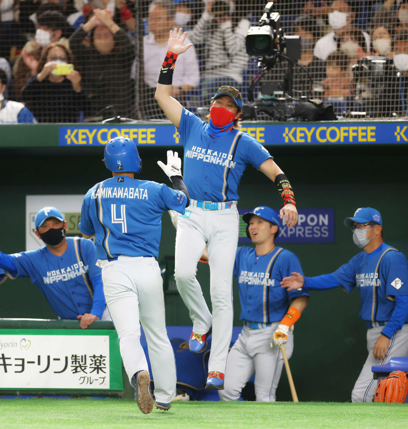 日本代表対日本ハム　4回表日本ハム、宇佐見の適時打で生還した上川畑（左から2人目）を飛び跳ねながら迎える新庄監督（撮影・河田真司）