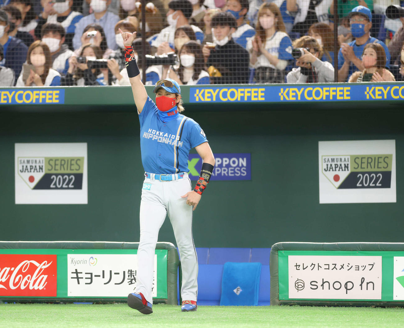 日本代表対日本ハム　試合開始前、入場する日本ハム新庄監督（撮影・河田真司）