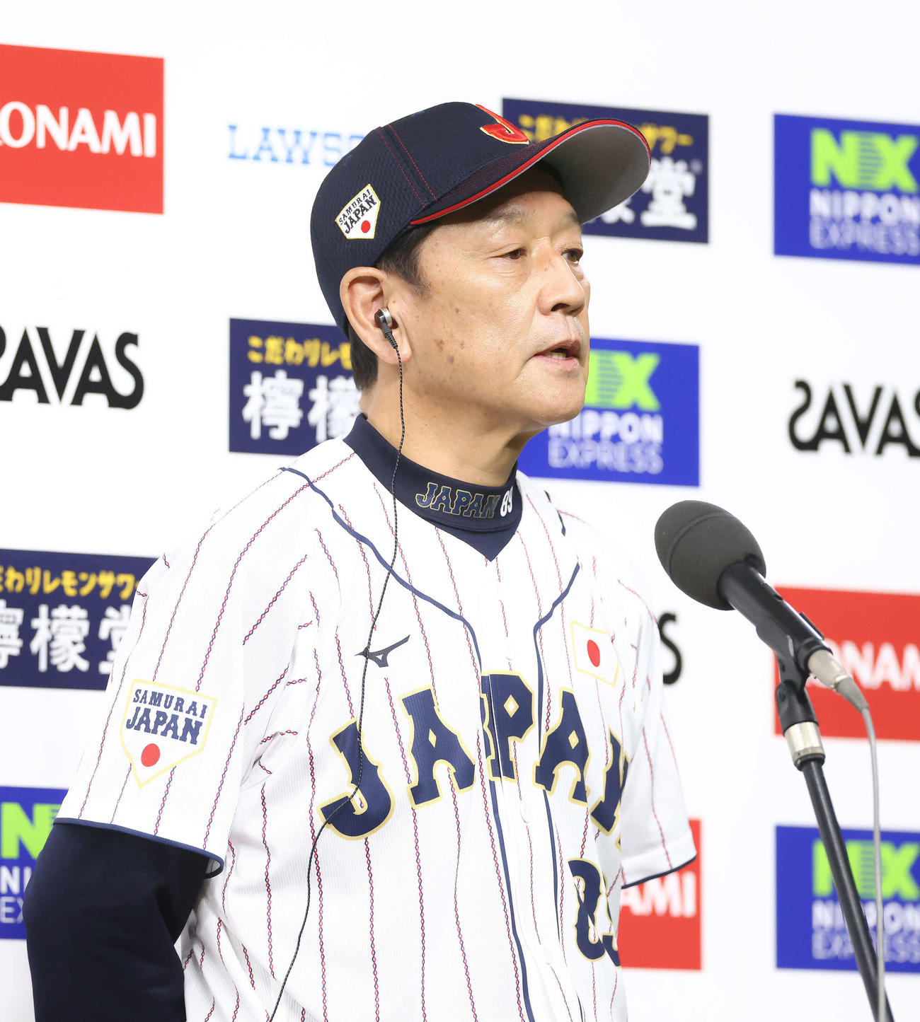 日本代表対日本ハム　試合を終え、インタビューに答える栗山監督（撮影・河田真司）
