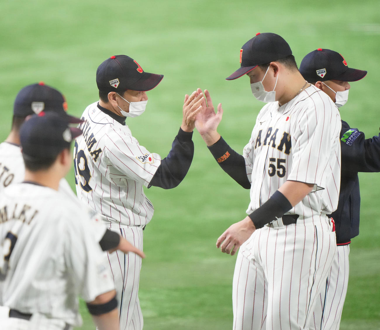 日本代表対日本ハム　勝利した日本代表村上（右から2人目）は栗山監督とタッチ（撮影・江口和貴）