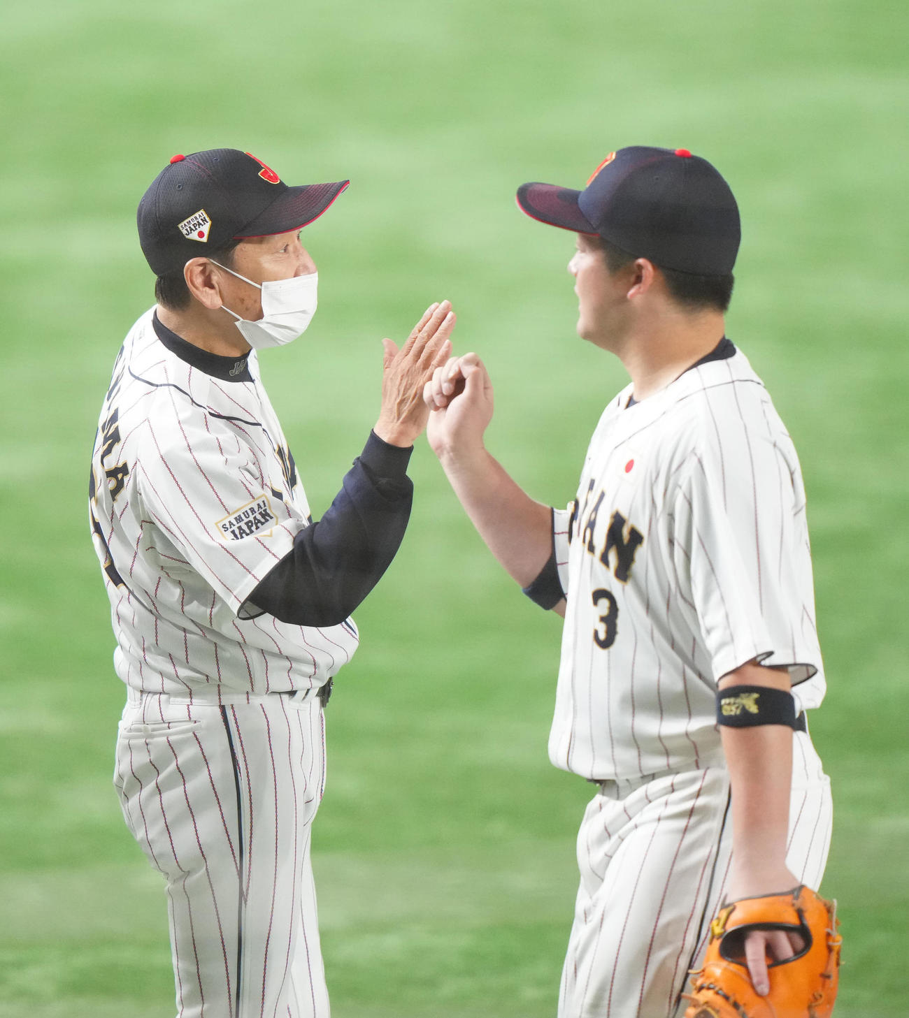 日本代表対日本ハム　試合後、日本代表牧（右）とタッチを交わす栗山監督（撮影・江口和貴）