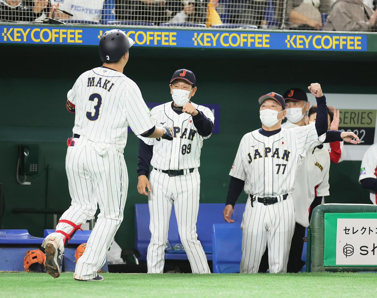 日本代表対日本ハム　1回裏日本代表1死、ソロ本塁打を放った牧（左）を笑顔で迎える栗山監督（中央）（撮影・足立雅史）
