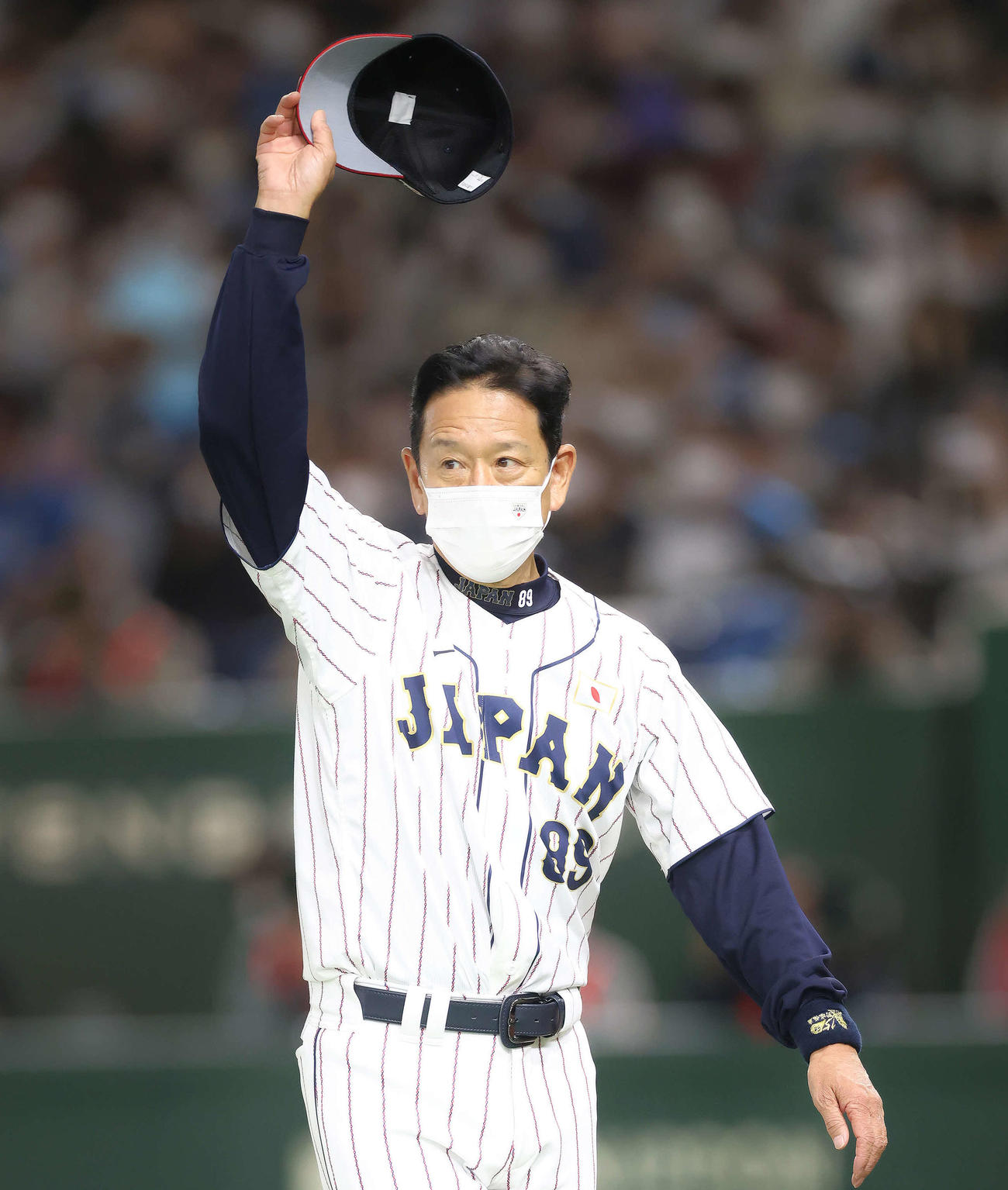 日本代表対日本ハム　試合を終え、観客席にあいさつする栗山監督（撮影・河田真司）