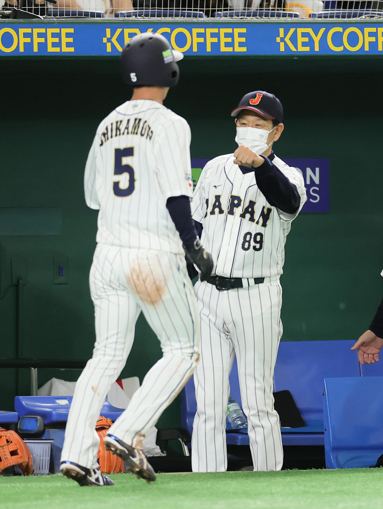 日本代表対日本ハム　1回裏日本代表無死三塁、近藤の犠飛で生還した近本（左）を迎える栗山監督（撮影・足立雅史）