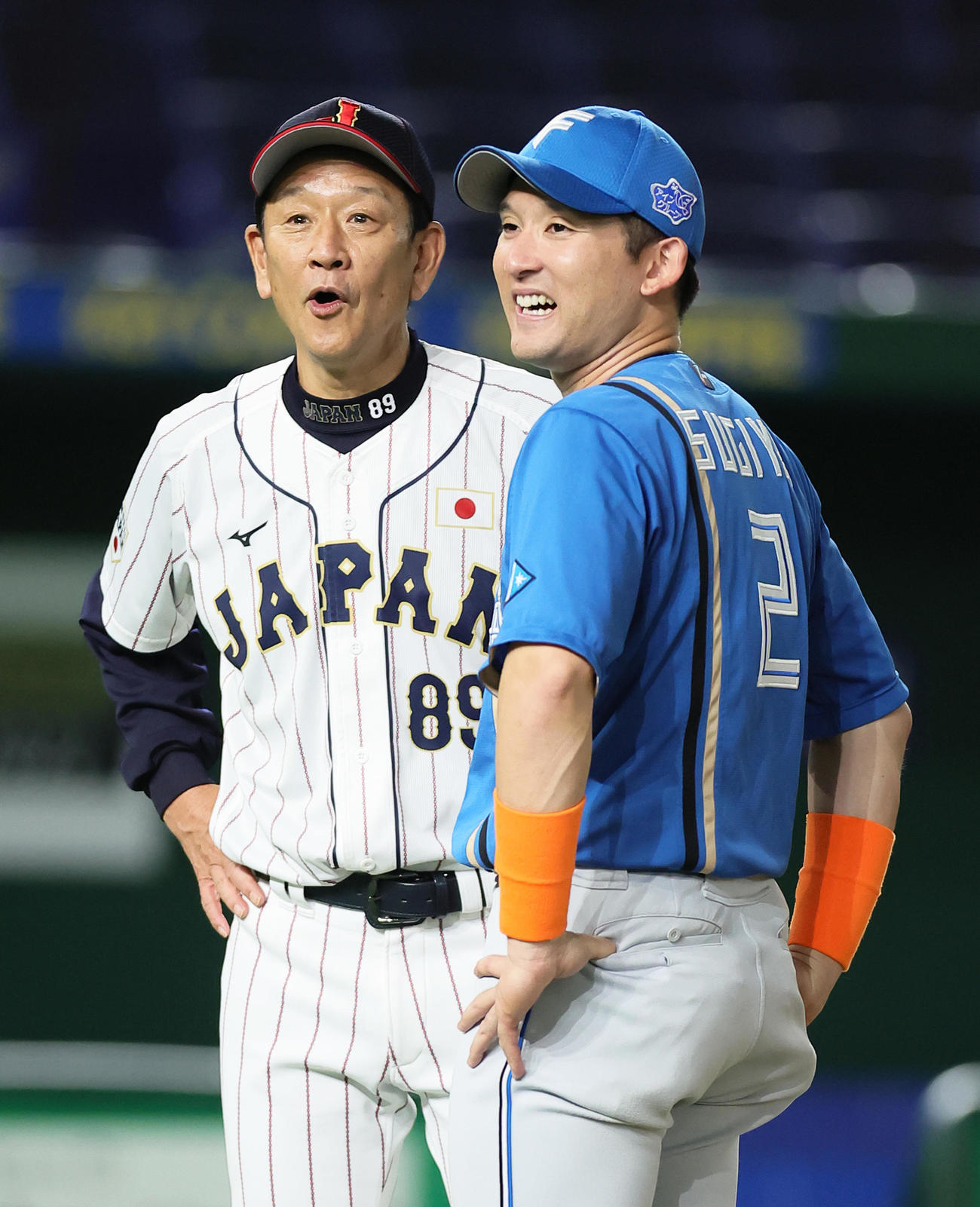 試合後、日本ハム杉谷（右）と会話を交わす日本代表栗山監督（撮影・足立雅史）