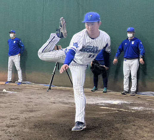 秋季トレーニングでブルペン投球するDeNA徳山（球団提供）