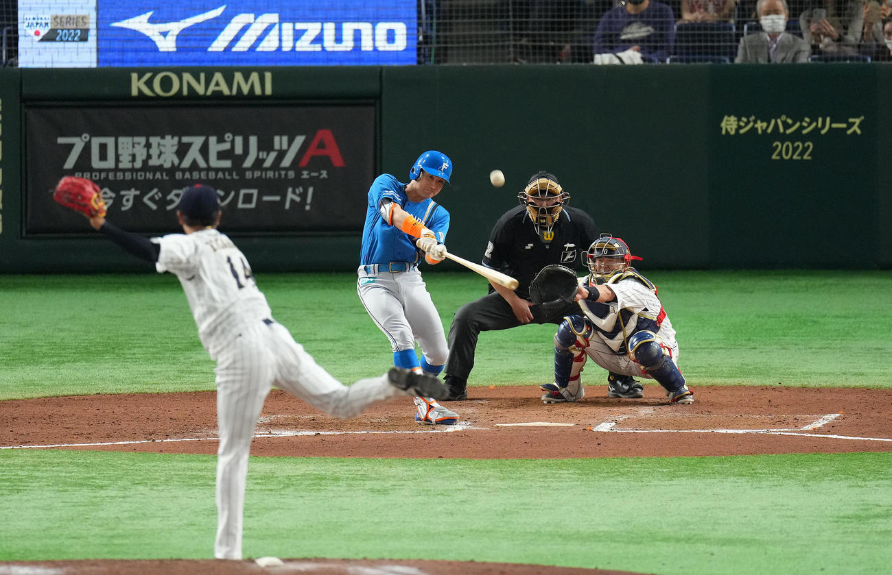 日本代表対日本ハム　7回表日本ハム無死一塁、右飛に倒れる代打杉谷。投手高橋（撮影・垰建太）