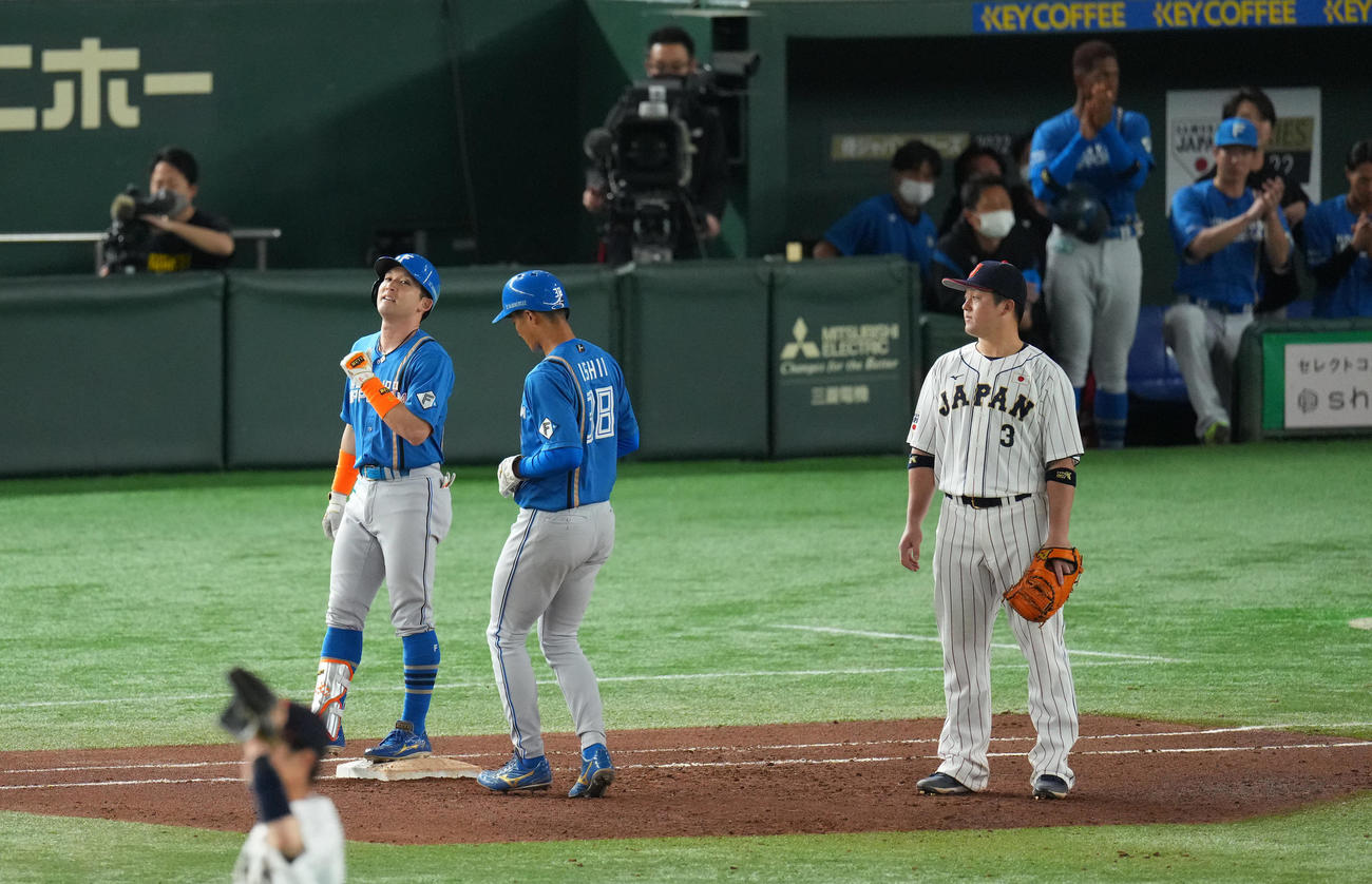 日本代表対日本ハム　7回表日本ハム無死一塁、右飛に倒れ笑みを浮かべる代打杉谷（左）（撮影・垰建太）