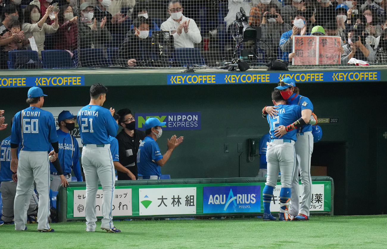 日本代表対日本ハム　7回表日本ハム無死一塁、現役最後の打席を終えた杉谷（右から2人目）を抱きしめねぎらう新庄監督（撮影・垰建太）