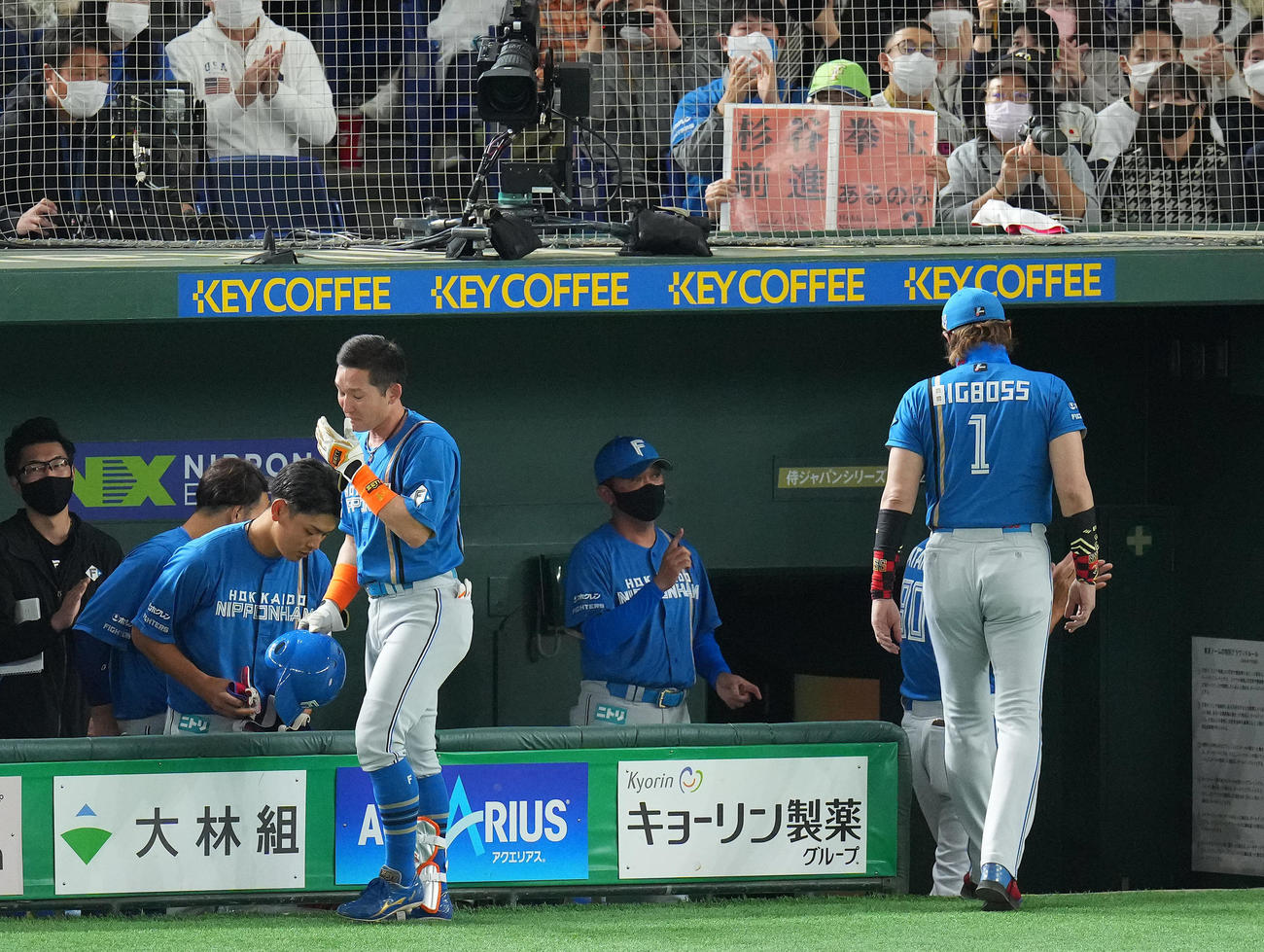 日本代表対日本ハム　7回表日本ハム無死一塁、現役最後の打席を終えた杉谷（左）はファンの温かい拍手に涙する（撮影・垰建太）