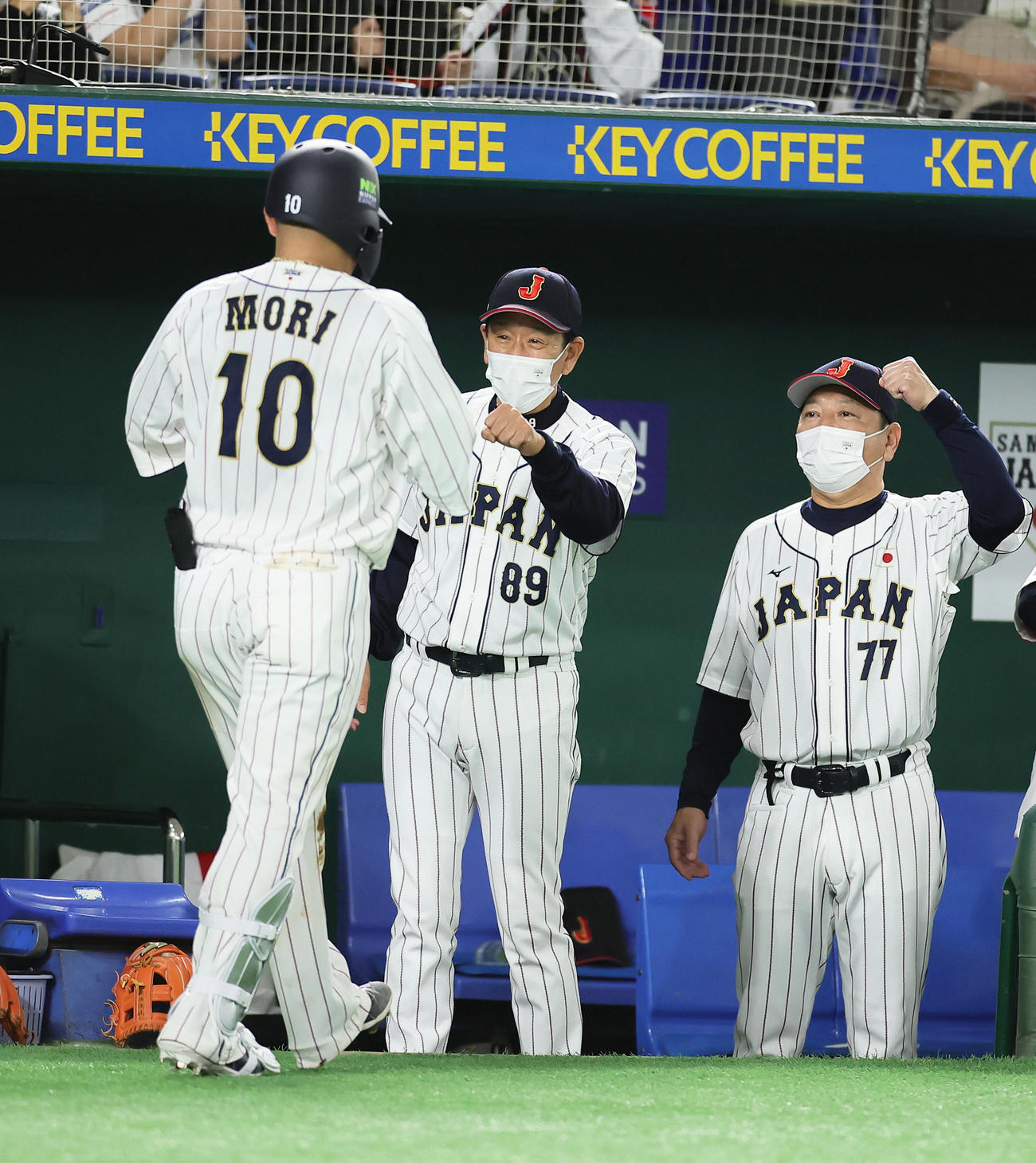 日本代表対日本ハム　4回裏日本代表1死一塁、森（左）は右越え2点本塁打を放ち栗山監督（中央）らに迎えられる（撮影・足立雅史）