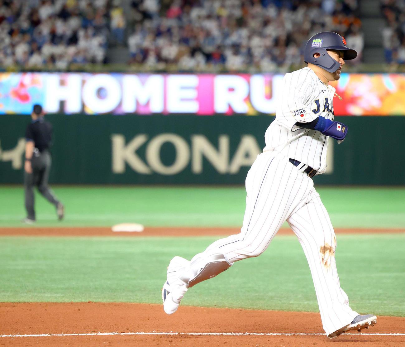 日本代表対日本ハム　4回裏日本代表1死一塁、右越え2点本塁打を放ち三塁を回る森（撮影・河田真司）
