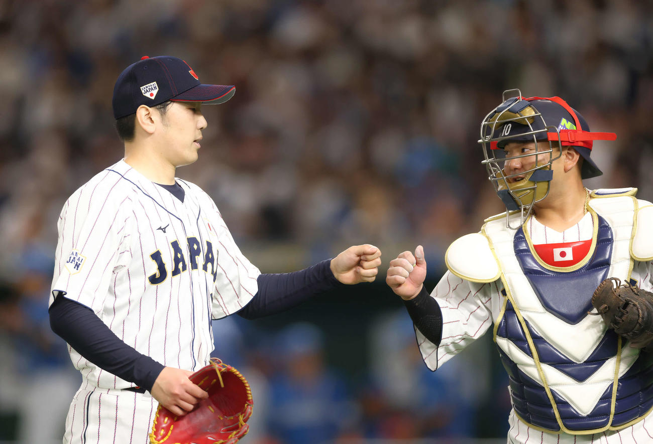 日本代表対日本ハム　3回を抑え、グータッチを交わすを交わす石川（左）と森（撮影・河田真司）
