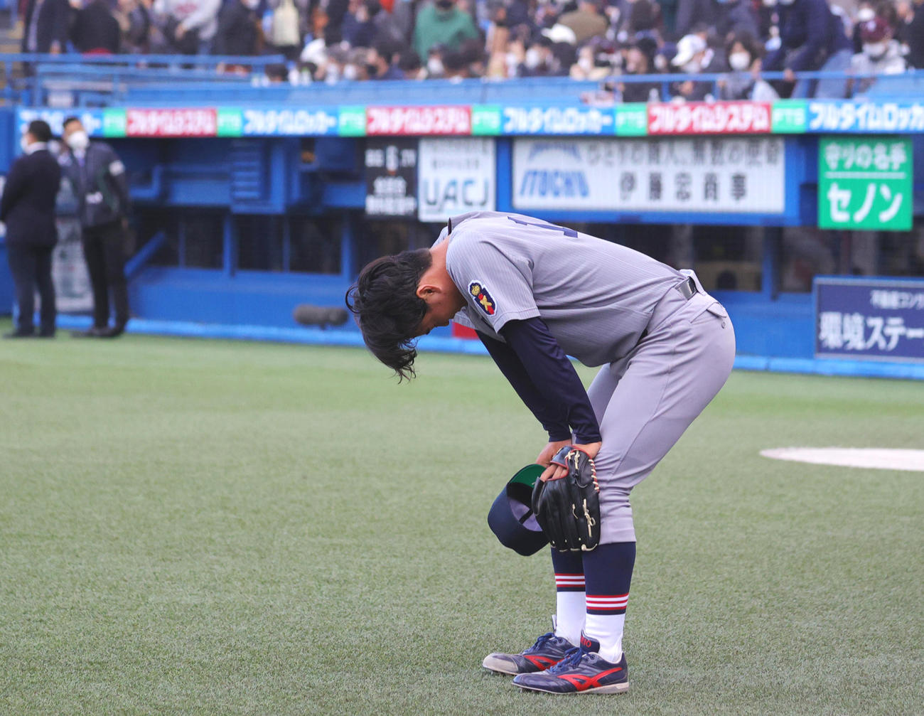 サヨナラ打を浴びた慶大・橋本は、試合後もがっくり(撮影・野上伸悟）