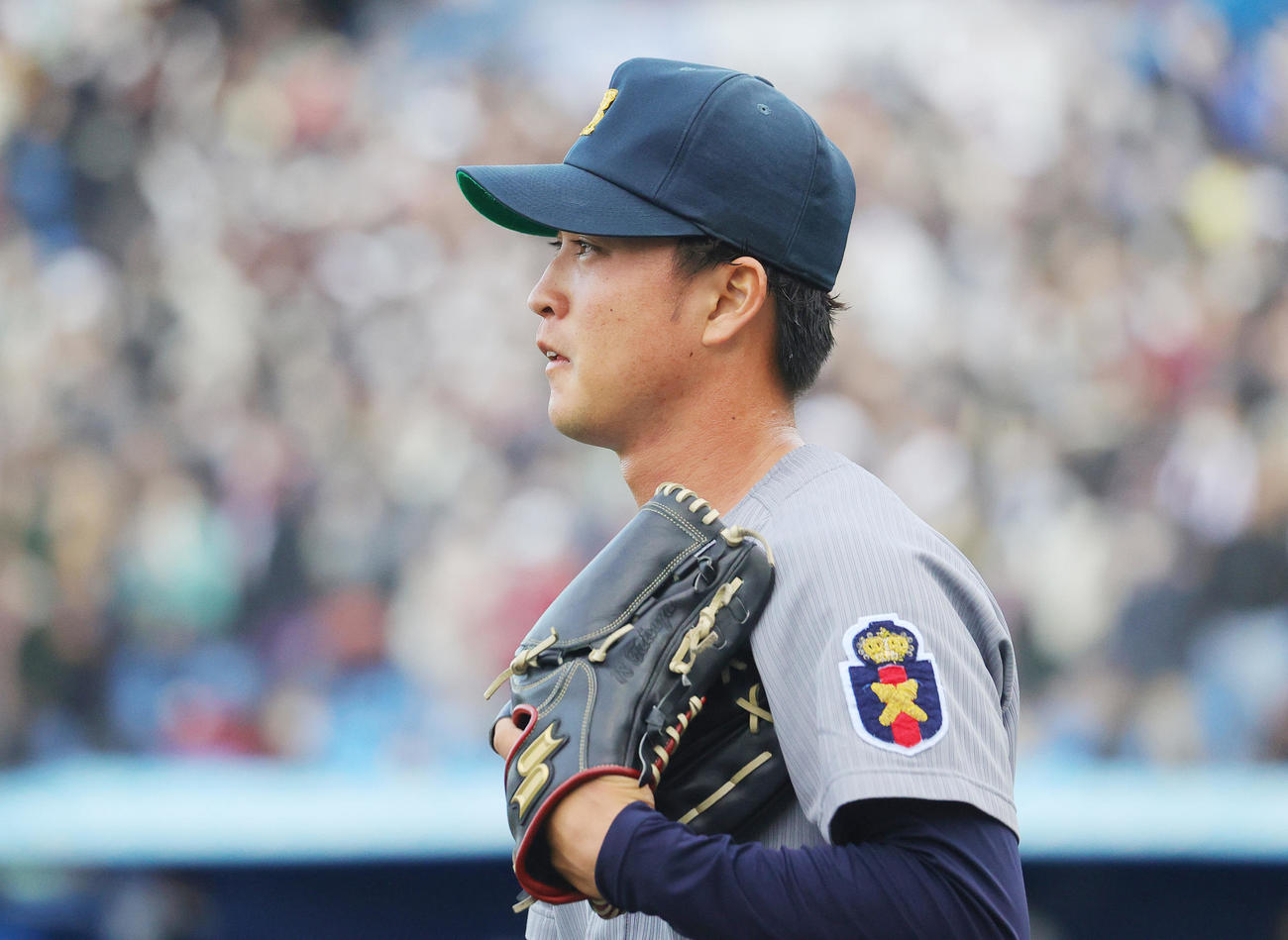 サヨナラ負けを喫した慶大・橋本は、ぼう然とスコアボードを見つめる(撮影・野上伸悟）