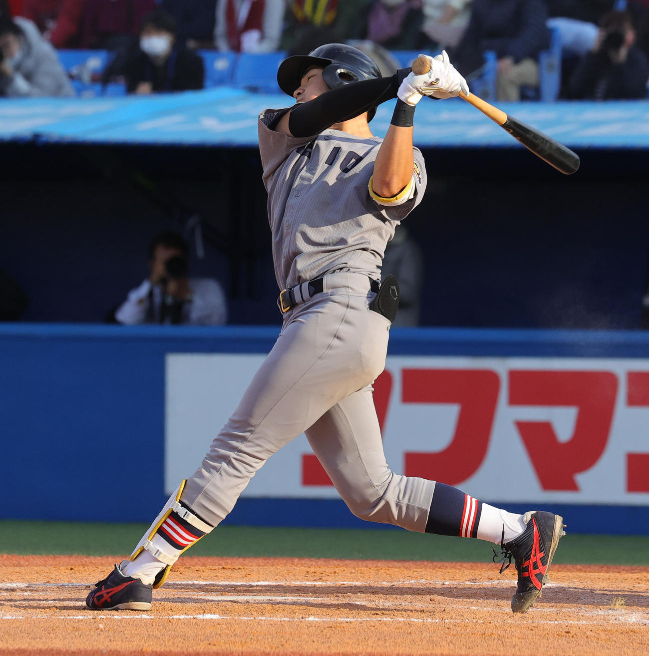 8回表慶大1死二、三塁、空振り三振に倒れる萩尾（撮影・野上伸悟）