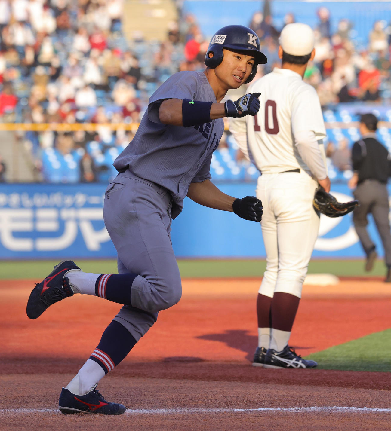 9回表慶大1死、右越えソロ本塁打を放ち喜ぶ吉川(撮影・野上伸悟）