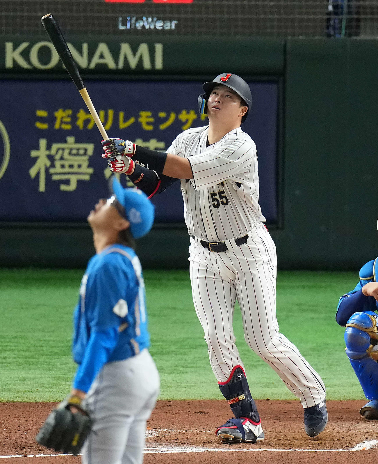 日本代表対日本ハム　6回裏日本代表無死、右越えソロ本塁打を放つ村上。投手鈴木（撮影・垰建太）