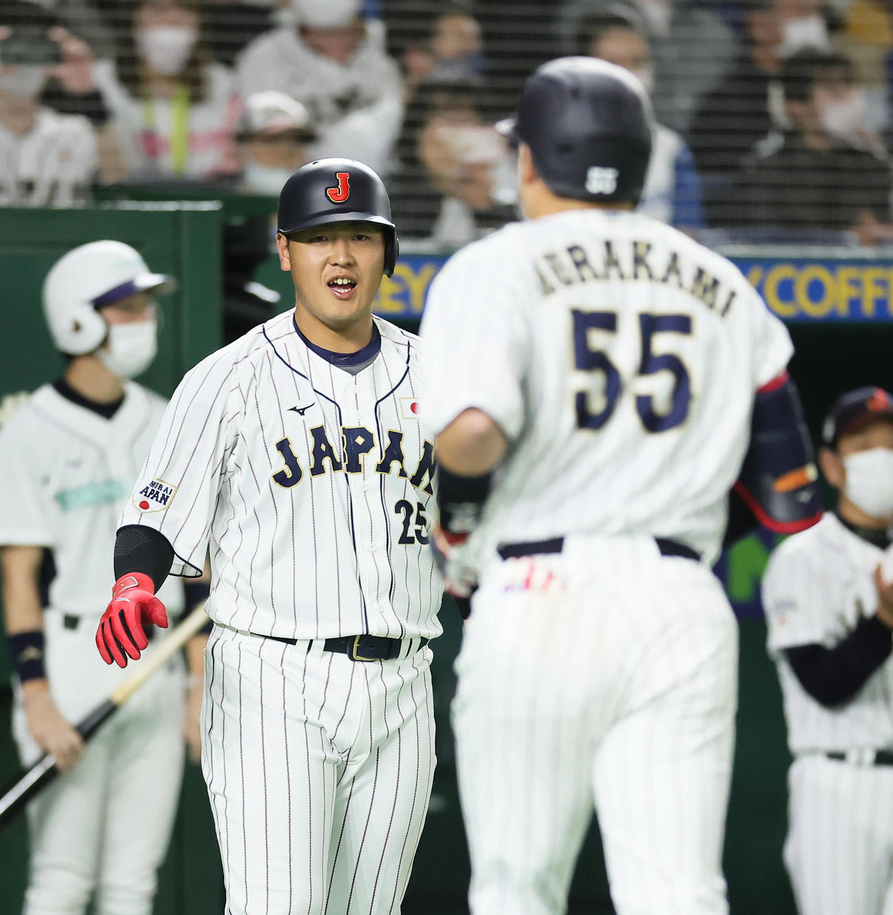 日本代表対日本ハム　6回裏日本代表無死、右越え本塁打を放った村上（右）を迎える岡本和（撮影・足立雅史）