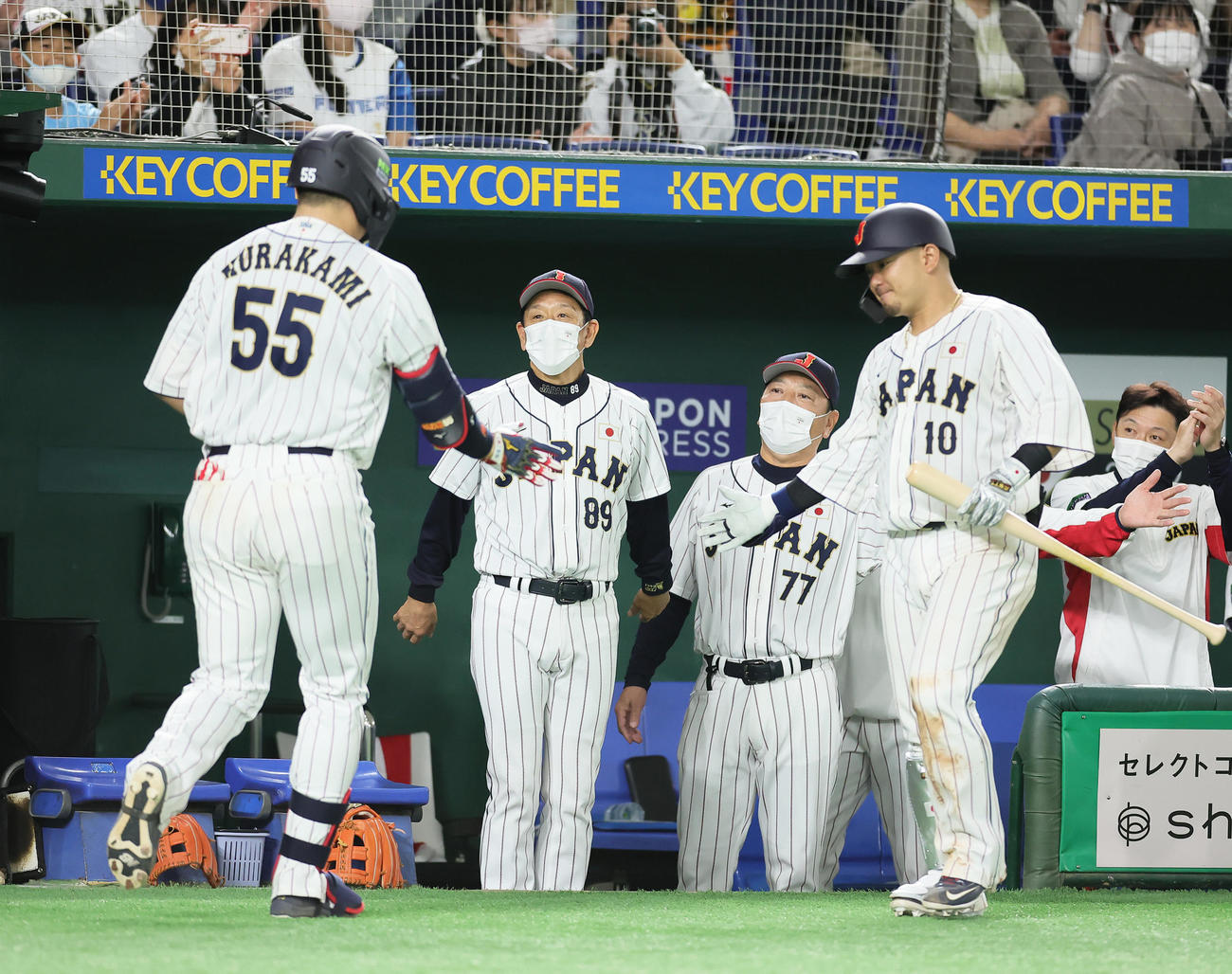 日本代表対日本ハム　6回裏日本代表無死、右越えソロ本塁打を放った村上（左）を迎える栗山監督（左から2人目）ら（撮影・足立雅史）