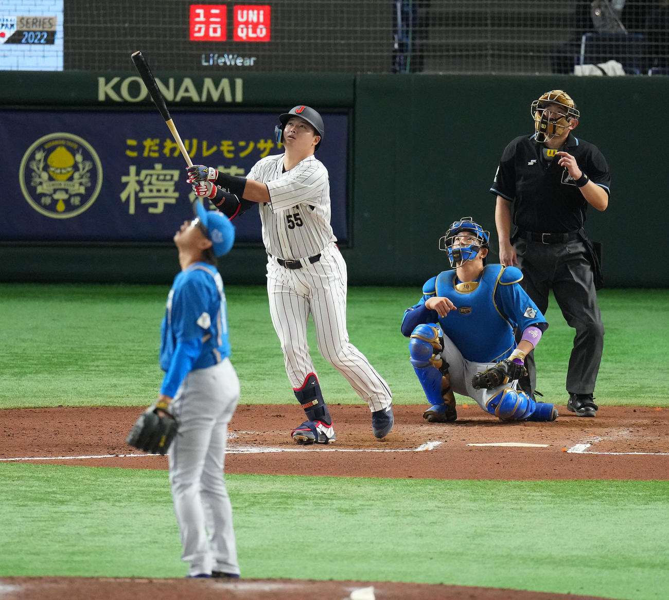日本代表対日本ハム　6回裏日本代表無死、右越えソロ本塁打を放つ村上。投手鈴木（撮影・垰建太）