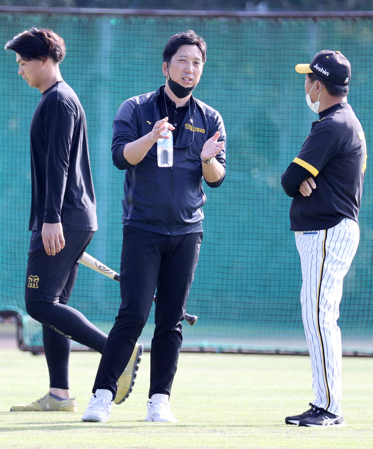 平田ヘッドコーチ（右）と話す藤川SA。左は井上（撮影・上山淳一）