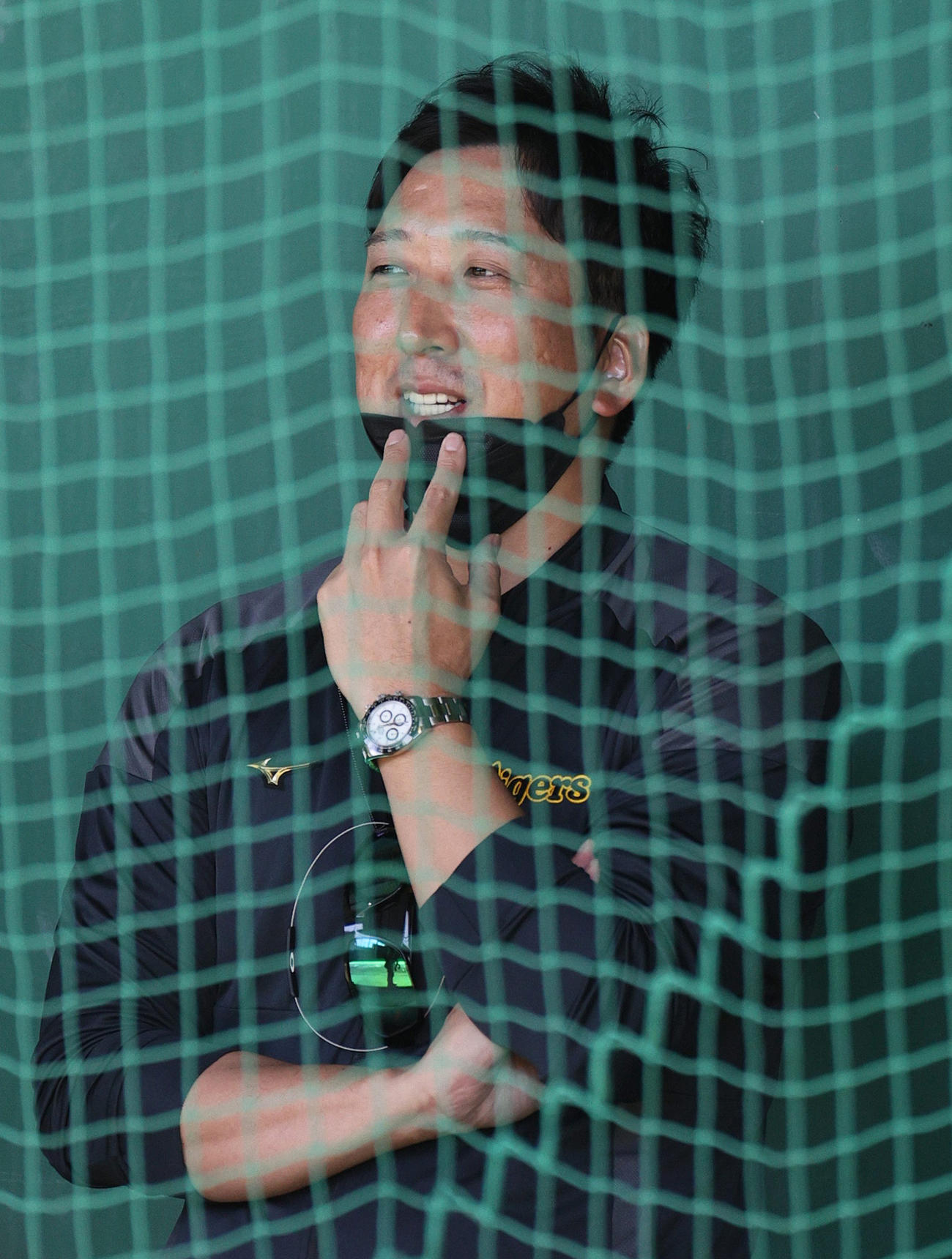 ブルペンを視察する藤川SA（撮影・上山淳一）