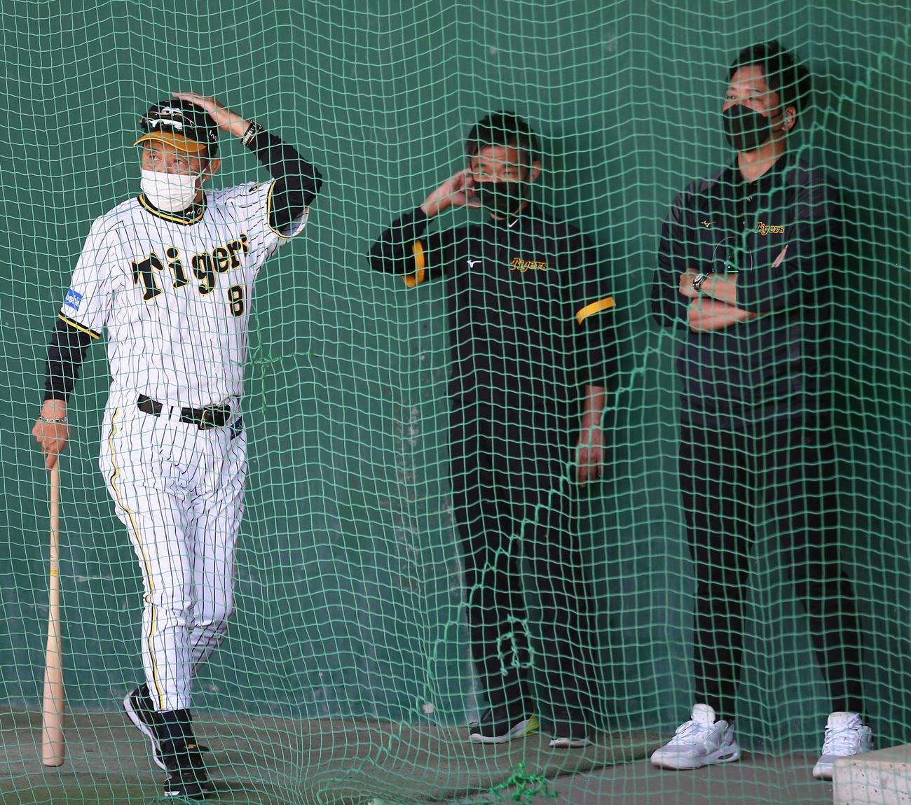 ブルペンを視察する岡田監督（左）と藤川SA（右）（撮影・上山淳一）