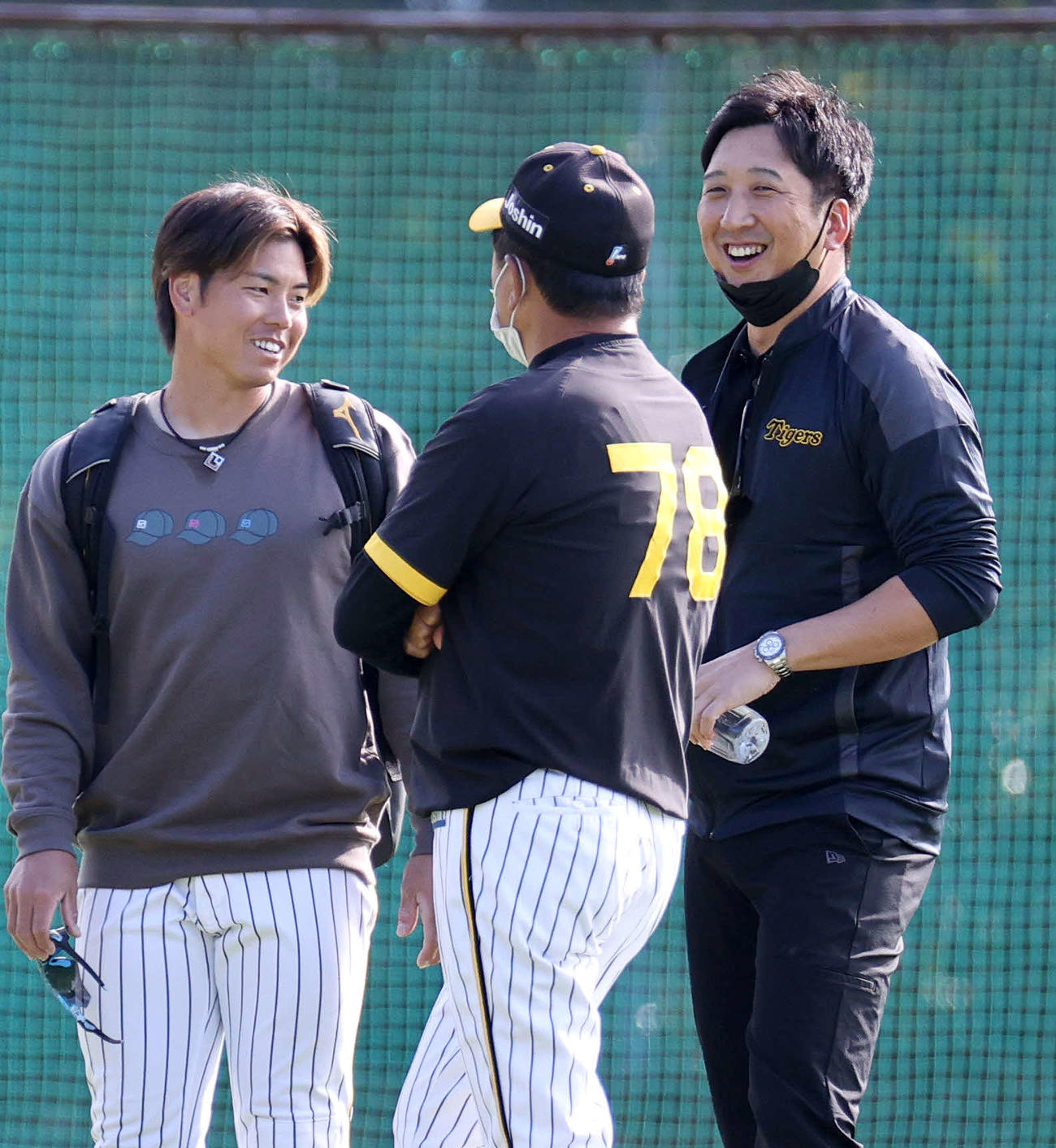 安芸キャンプに訪れた阪神藤川SA（右）は梅野と談笑する。手前は平田ヘッドコーチ（撮影・上山淳一）