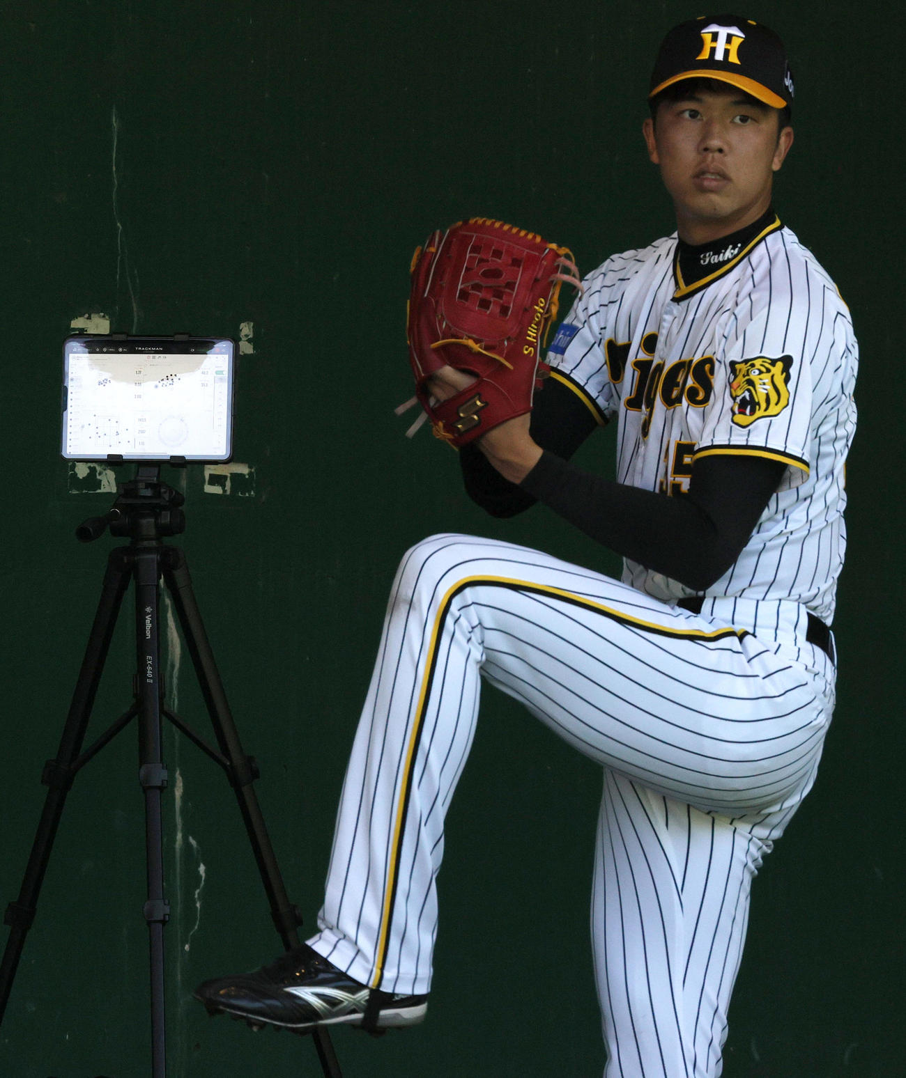 トラックマンを確認しながら投球する才木（撮影・上山淳一）