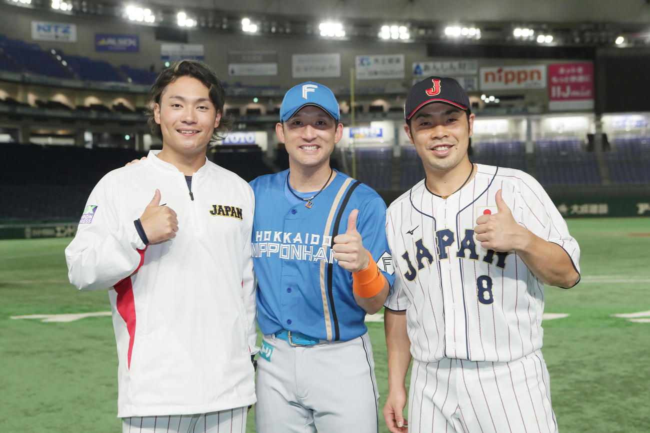 日本代表対日本ハム　試合後、引退の日本ハム杉谷（中央）との記念撮影に笑顔を見せる伊藤（左）と近藤（撮影・足立雅史）