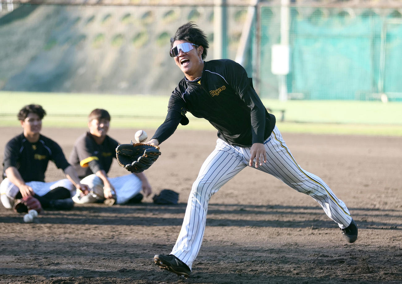 守備練習に励む及川（撮影・上山淳一）