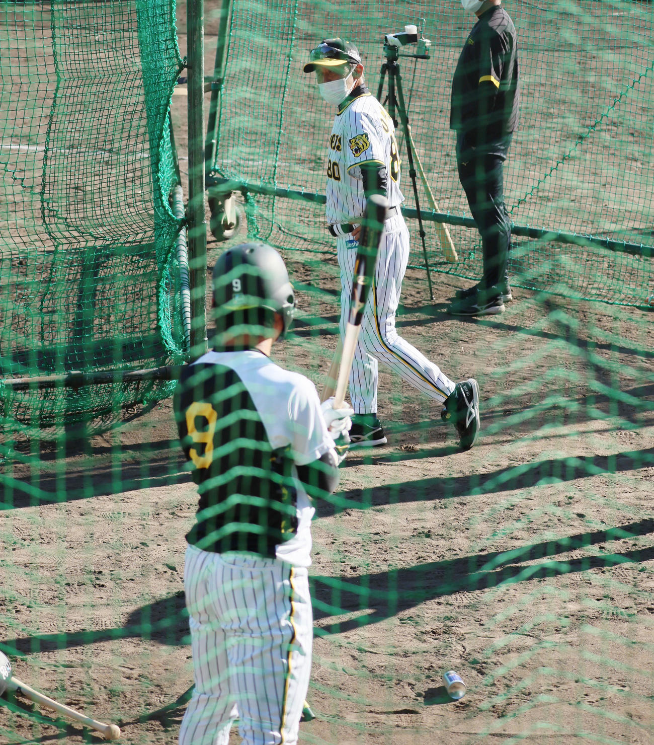岡田監督はティー打撃する高山を指導する（撮影・加藤哉）