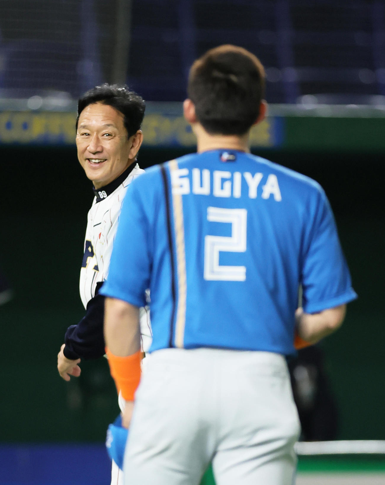 日本代表対日本ハム　試合後のグラウンドで引退の日本ハム杉谷（右）と笑顔で会話を交わす日本代表栗山監督（撮影・足立雅史）