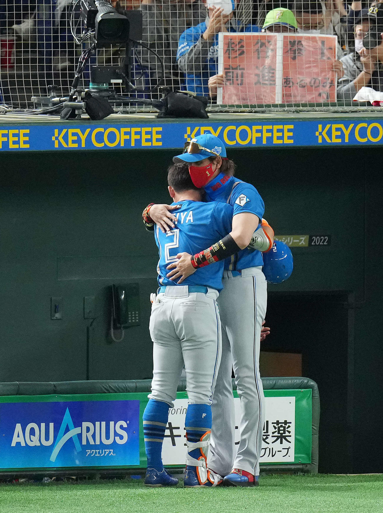 日本代表対日本ハム　7回表日本ハム無死一塁、現役最後の打席を右飛で終えた杉谷（左）を抱きしめねぎらう新庄監督（撮影・垰建太）