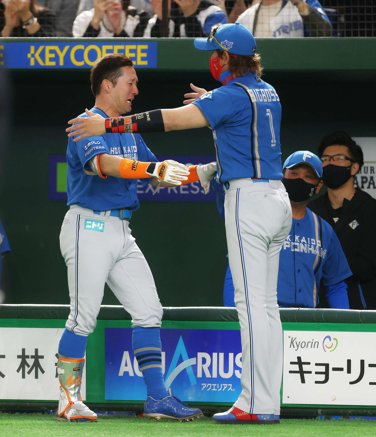 日本代表対日本ハム　7回表日本ハム無死一塁、最終打席を終えた杉谷（左）は新庄監督に迎えられる（撮影・河田真司）
