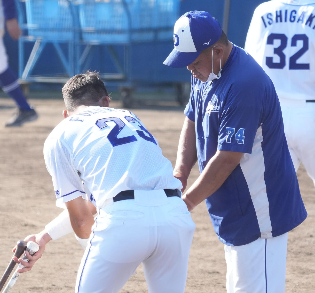 福元に指導する中村紀打撃コーチ（右）（撮影・森本幸一）