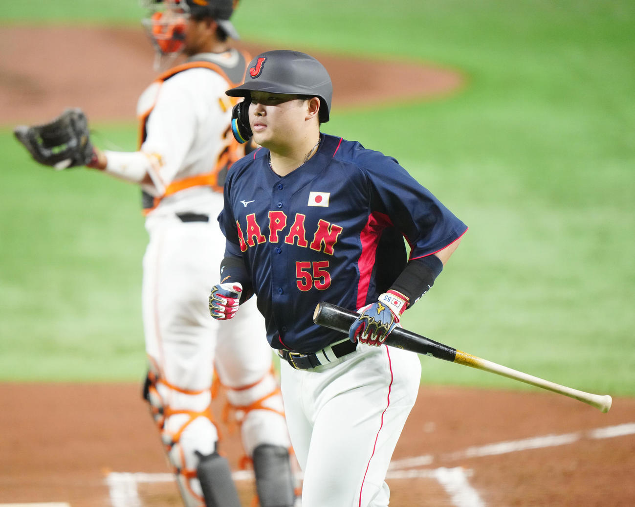 巨人対日本代表　4回表日本代表無死一、二塁、左犠飛を放ち、ベンチに引き揚げる村上（撮影・江口和貴）