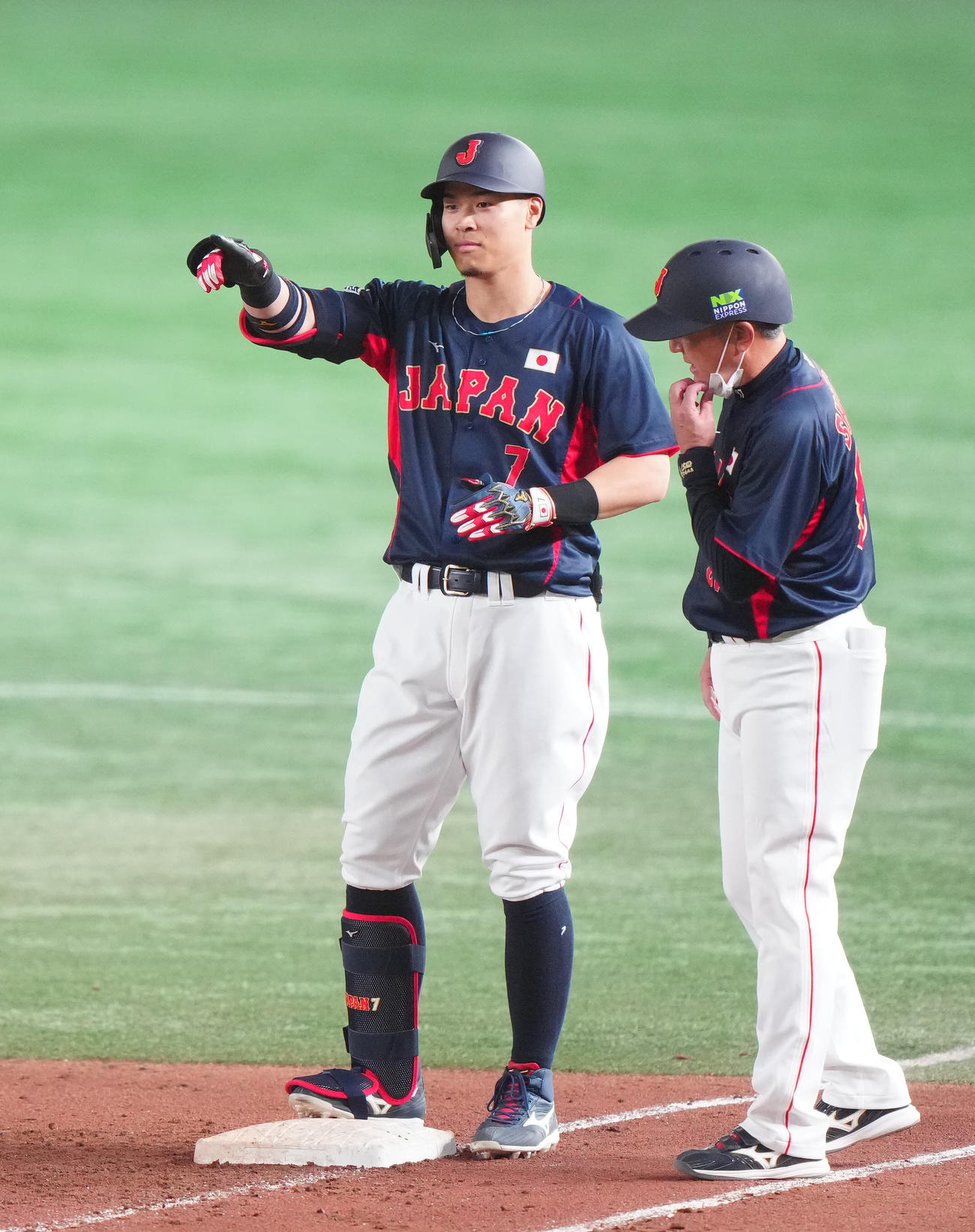 巨人対日本代表　7回表日本代表無死二塁、右前適時打を放ち、ベンチに向かいポーズを決める佐藤輝（左）（撮影・江口和貴）